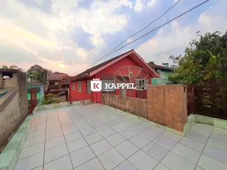 Vista de uma área externa pavimentada com piso de cerâmica em uma propriedade em Lajeado.