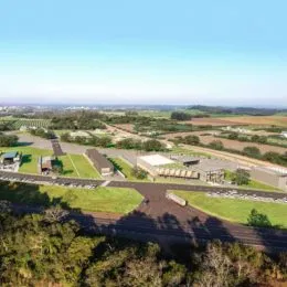 Vista aérea de uma área de terra com campos e infraestrutura rural.