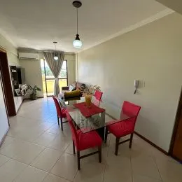 Uma sala de estar com sofá e poltrona vermelha é visível na propriedade.