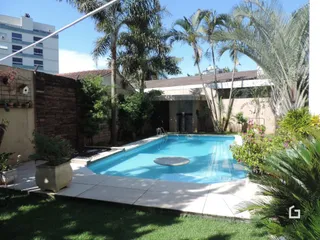 Vista externa de uma piscina e jardim em Lajeado, Brasil.