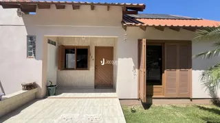 Fachada de uma residência em Lajeado, Brasil, com porta de madeira e alvenaria.