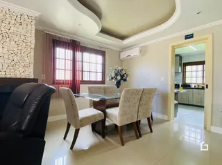 Sala de estar com lareira e móveis.