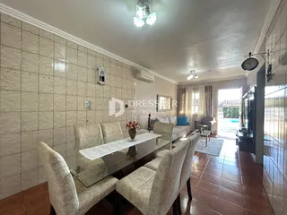Sala de jantar com decoração clássica e piso de cerâmica.