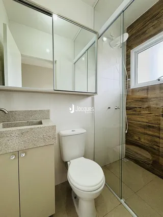Foto de um banheiro moderno com box de vidro e revestimento de madeira.