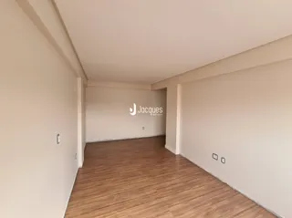 Vista de um corredor interno de uma propriedade.