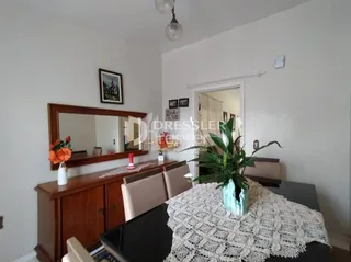 Quarto com espelho e armário de madeira.