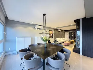 Ambiente de sala de jantar e estar em um apartamento moderno.