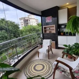 Varanda com vista para a vegetação externa.