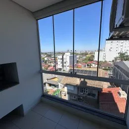 Vista urbana da cidade de Lajeado através de uma janela de vidro.