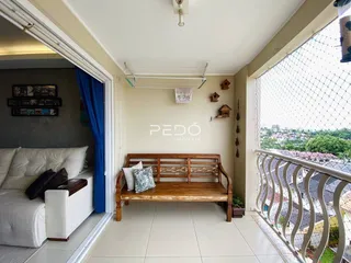 Vista de uma varanda com piso de cerâmica e uma banqueta de madeira.