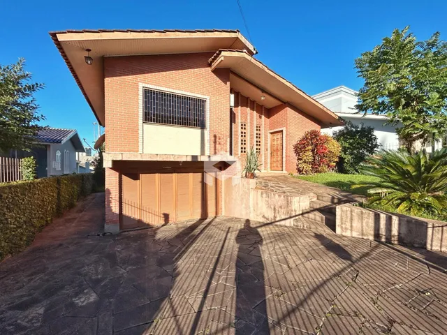 Fachada de casa em Lajeado, Brasil com jardim e garagem.