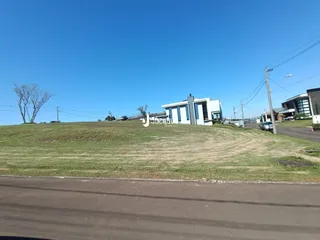 Vista externa de uma residência em Lajeado, Brasil, com gramado e paisagem.