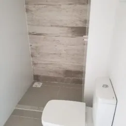 Foto de um banheiro mostrando um vaso sanitário branco.