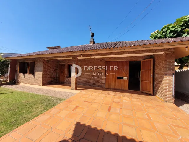 Fachada de casa em Lajeado, Brasil, com alvenaria de tijolo e piso de cerâmica.