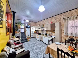 Foto de uma sala de estar com cozinha integrada em um imóvel no Brasil.