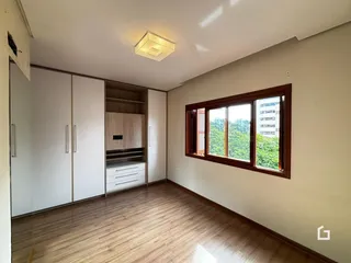 Sala de estar com piso de madeira e armários embutidos