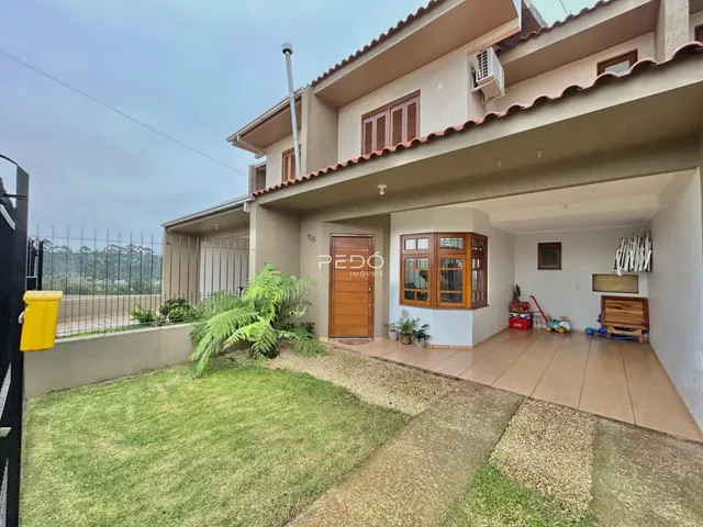 Fachada de uma casa residencial em Lajeado, Brasil, com jardim gramado na frente.