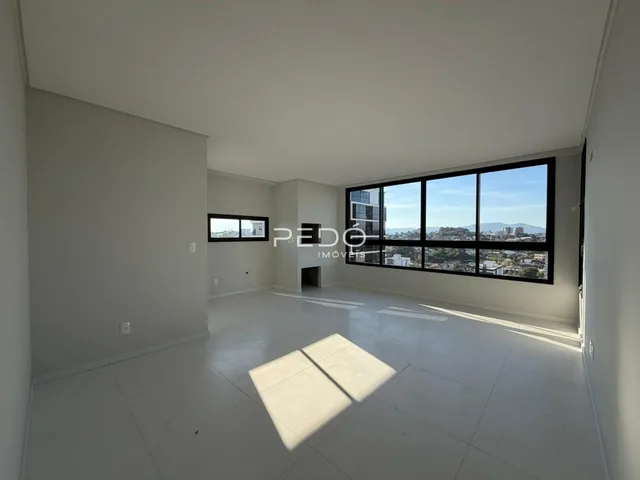 Ambiente interno amplo com grande janela de vista para a paisagem urbana.