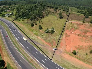 Vista aérea de um terreno rural com vegetação e uma estrada.