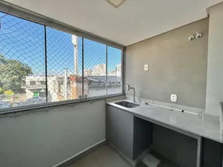 Vista da janela de um imóvel em Lajeado, Brasil, mostrando a área de serviço.
