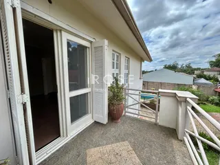 Fachada de uma residência em Lajeado, Brasil, com acesso a uma área externa pavimentada.