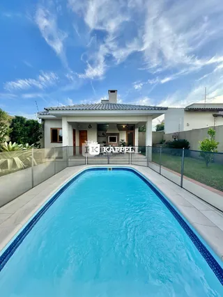 Foto da fachada de uma casa com piscina em Lajeado, Brasil.