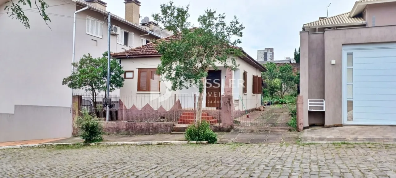 Fachada de uma casa em Lajeado, Brasil, com jardim frontal e muro baixo.