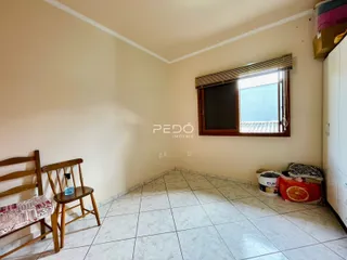 Vista interna de um cômodo com piso de cerâmica e paredes claras.