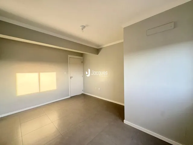 Interior de uma sala com piso de cerâmica e paredes claras.