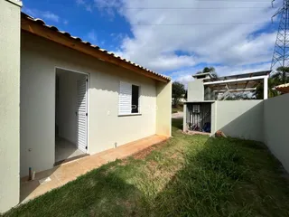 Vista externa da fachada de uma casa em Lajeado, Brasil, com jardim gramado.
