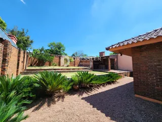 Exterior da propriedade em Lajeado, Brasil, mostrando a fachada e o jardim.