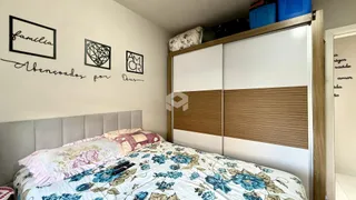 Quarto com cama e guarda-roupa em ambiente interno.
