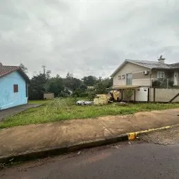 Fachada de uma residência em Lajeado, Brasil, sob céu nublado.