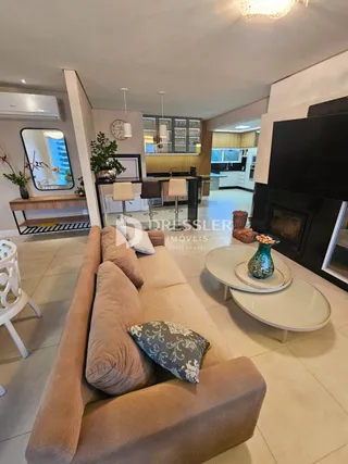 Sala de estar com sofá e lareira em um imóvel.