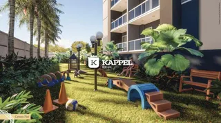 Uma área verde com gramado e mobiliário de lazer em um condomínio residencial.