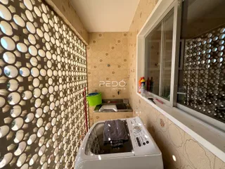 Vista interna de um ambiente com parede decorativa e janela em imóvel no Brasil.