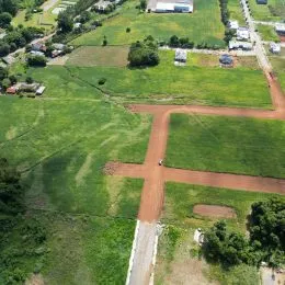 Vista aérea de uma área de terreno com campos verdes e caminhos de terra em Lajeado.