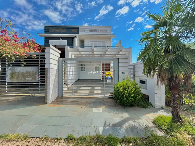 Fachada de uma casa moderna em Lajeado, Brasil, com portão de entrada.