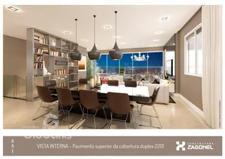 Vista interna de uma sala de jantar ampla em um apartamento duplex.