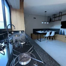 Foto de uma cozinha com bancada e fogão de aço inoxidável.