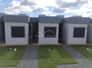 Fachada externa de uma residência moderna com jardim e calçamento em Lajeado, Brasil.