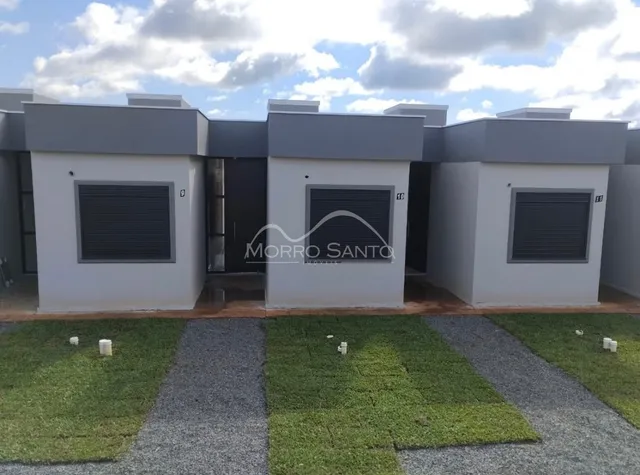 Fachada externa de uma residência moderna com jardim e calçamento em Lajeado, Brasil.