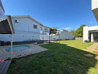 Vista externa de uma residência com quintal e piscina em Lajeado, Brasil.