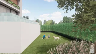 Um gramado verde com duas crianças brincando em um quintal com um cachorro.