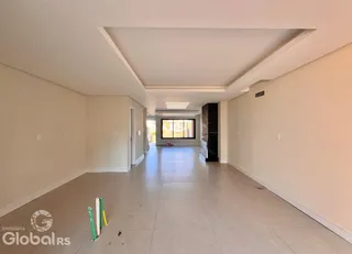 Corredor longo e claro de uma residência.