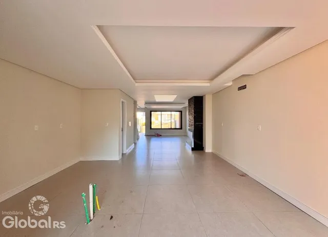 Corredor longo e claro de uma residência.