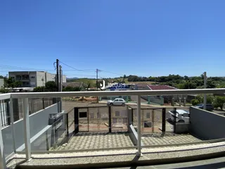 Vista externa de um imóvel em Lajeado, Brasil, mostrando uma cerca e um parapeito.