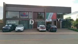 Fachada moderna de um imóvel em Lajeado, Brasil, com veículos estacionados na frente.