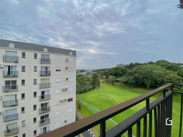 Vista da propriedade com um gramado verde e área externa.