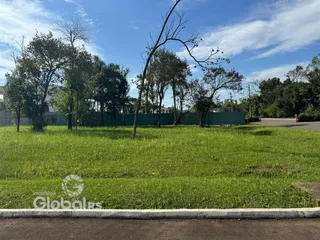 Vista de um terreno gramado com árvores e cerca em Lajeado, Brasil.